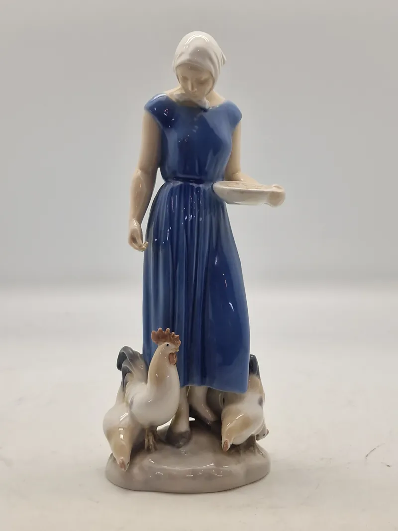 Bing & Grøndahl Figur af Pige fodrer høns No. 2220