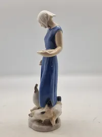 Bing & Grøndahl Figur af Pige fodrer høns No. 2220