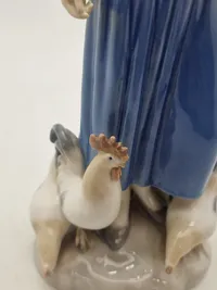 Bing & Grøndahl Figur af Pige fodrer høns No. 2220