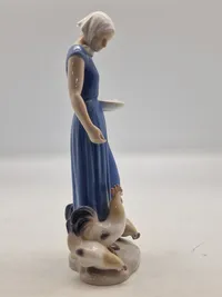 Bing & Grøndahl Figur af Pige fodrer høns No. 2220