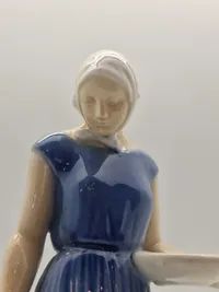Bing & Grøndahl Figur af Pige fodrer høns No. 2220