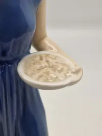 Bing & Grøndahl Figur af Pige fodrer høns No. 2220