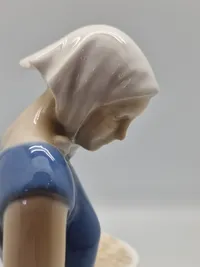 Bing & Grøndahl Figur af Pige fodrer høns No. 2220