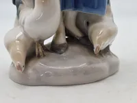 Bing & Grøndahl Figur af Pige fodrer høns No. 2220