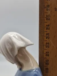 Bing & Grøndahl Figur af Pige fodrer høns No. 2220