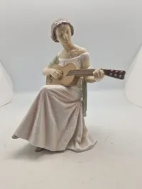 Porcelænsfigur, kvinde med guitar, Bing & Grøndahl, Danmark