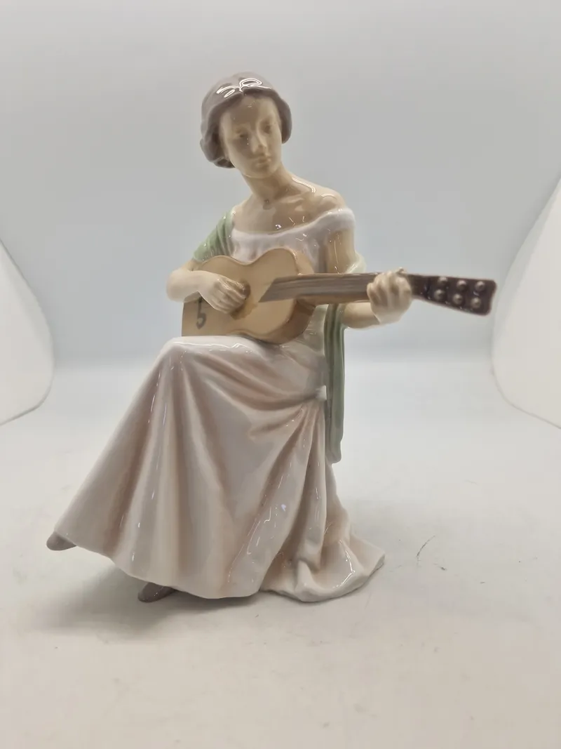 Porcelænsfigur, kvinde med guitar, Bing & Grøndahl, Danmark