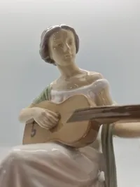 Porcelænsfigur, kvinde med guitar, Bing & Grøndahl, Danmark