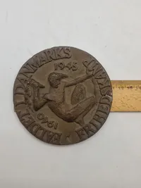 Original plakette til gravstenen for faldne danske modstandsfolk - Obs: Denne plakette er ubrugt, og har aldrig været monteret