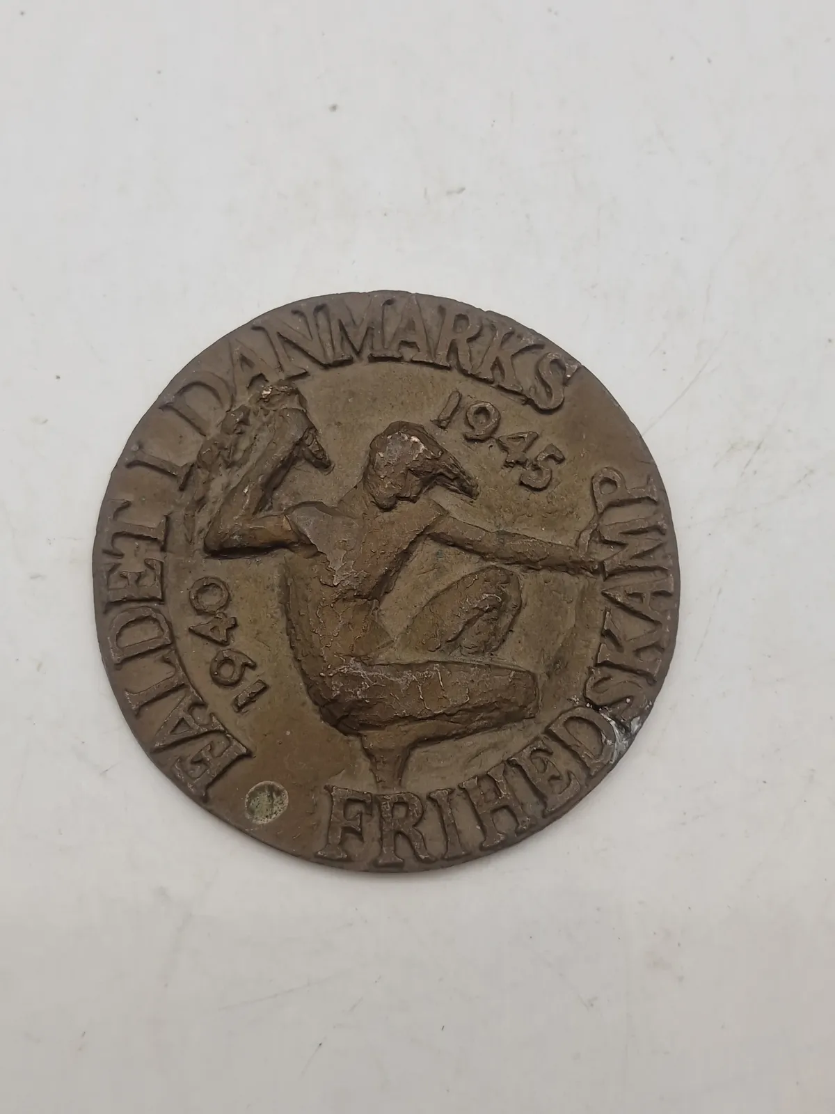 Original plakette til gravstenen for faldne danske modstandsfolk - Obs: Denne plakette er ubrugt, og har aldrig været monteret