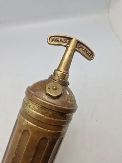 Original engelsk militær brandsprøjte fra 1943 - stemplet War department og Broad Arrow