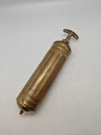 Original engelsk militær brandsprøjte fra 1943 - stemplet War department og Broad Arrow