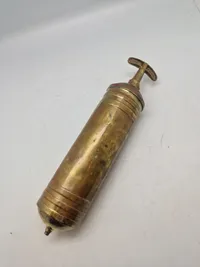 Original engelsk militær brandsprøjte fra 1943 - stemplet War department og Broad Arrow