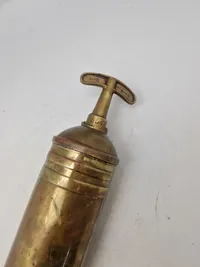 Original engelsk militær brandsprøjte fra 1943 - stemplet War department og Broad Arrow