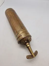 Original engelsk militær brandsprøjte fra 1943 - stemplet War department og Broad Arrow