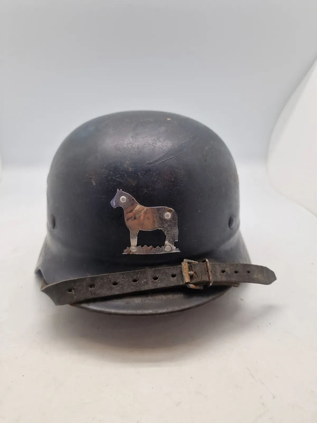 Original tysk ww2 brandhjelm med påsat mærke