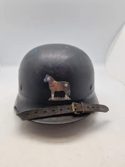 Original tysk ww2 brandhjelm med påsat mærke