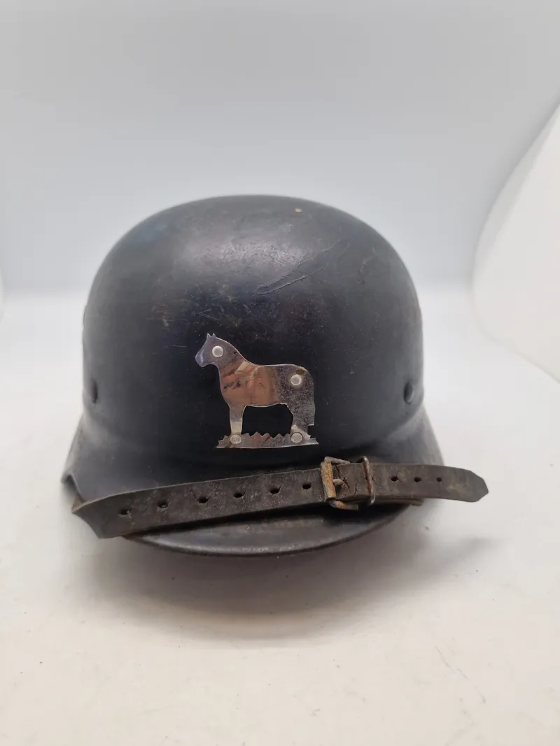 Original tysk ww2 brandhjelm med påsat mærke