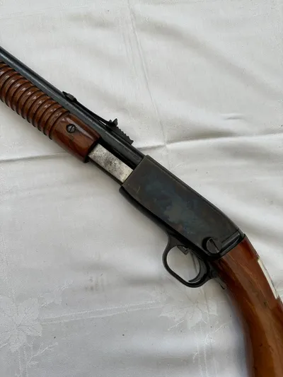 FN National  Browning pumpgun kaliber 22 long, serie nummer 133740