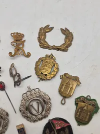 Samling diverse militære mærker mm.