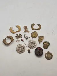 Samling diverse militære mærker mm.