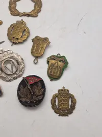 Samling diverse militære mærker mm.