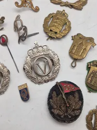 Samling diverse militære mærker mm.