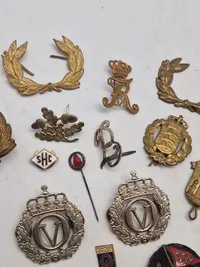 Samling diverse militære mærker mm.