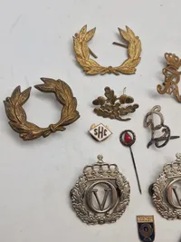 Samling diverse militære mærker mm.