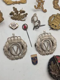 Samling diverse militære mærker mm.