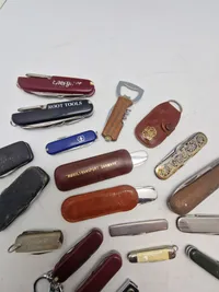 Samling diverse lommeknive