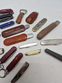 Samling diverse lommeknive