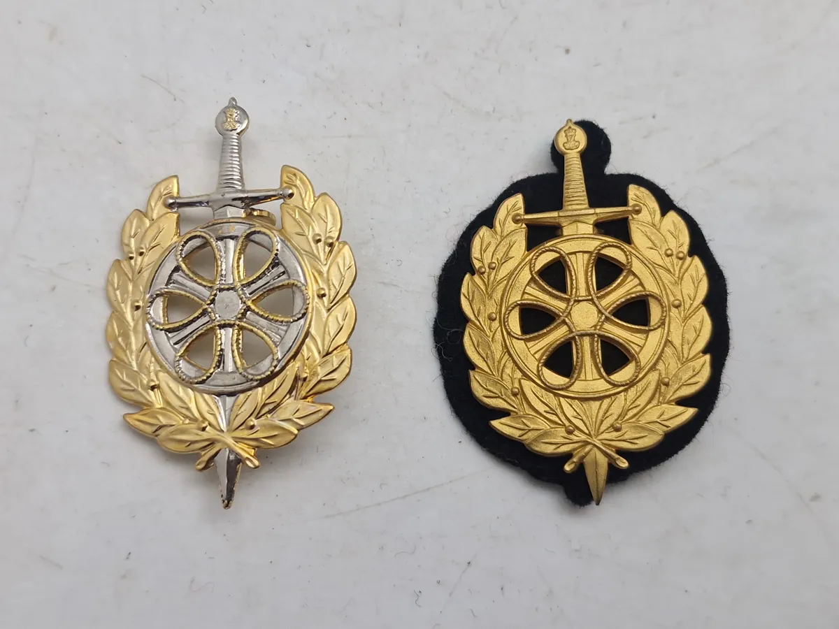 Originale danske DANILOG regimentsmærker