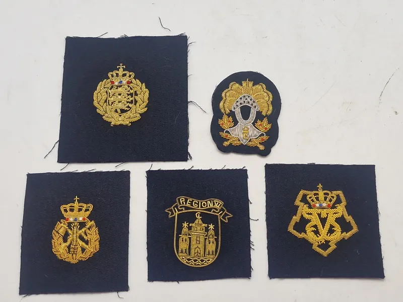 Samling originale militære mærker