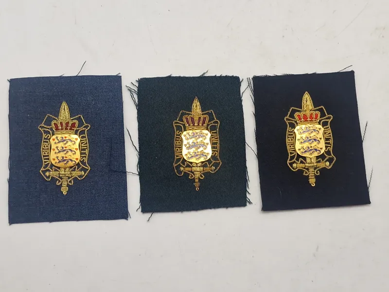 Samling originale militære mærker