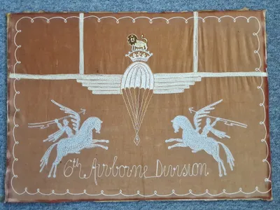 Originalt ww2 silkeflag fra 6th Airborne Division, lavet og solgt i maj dagene 1945