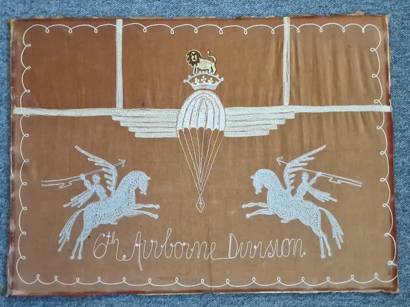 Originalt ww2 silkeflag fra 6th Airborne Division, lavet og solgt i maj dagene 1945