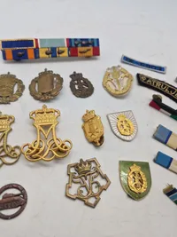 Samling diverse regiments mærker mm.