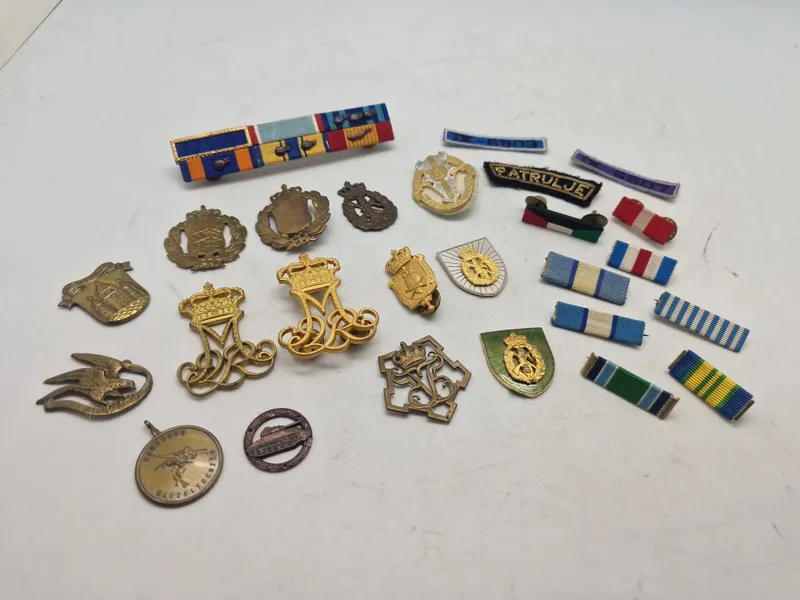 Samling diverse regiments mærker mm.