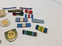 Samling diverse regiments mærker mm.