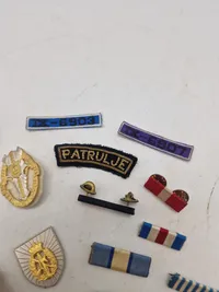 Samling diverse regiments mærker mm.