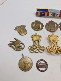 Samling diverse regiments mærker mm.