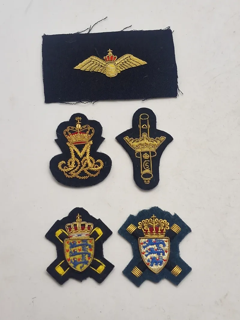 Samling danske militære blazer mærker