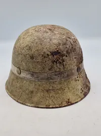 Original brandhjelm malet med flucerende maling