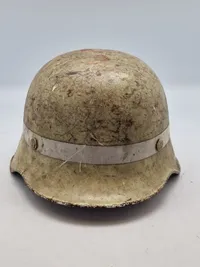 Original brandhjelm malet med flucerende maling