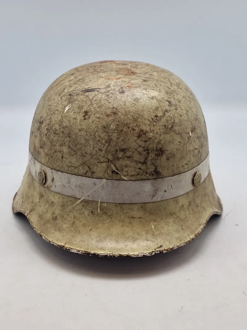 Original brandhjelm malet med flucerende maling