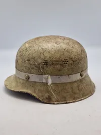 Original brandhjelm malet med flucerende maling