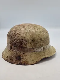 Original brandhjelm malet med flucerende maling