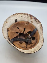 Original brandhjelm malet med flucerende maling