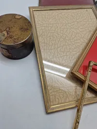 Samling rammer og antik tobaksdåse